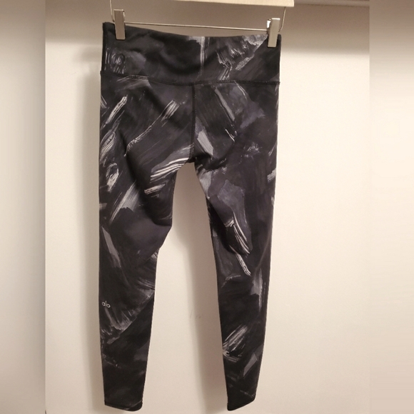 Alo Yoga Paint Stroke / Airbrush full leggings. Black, gray and white. Size S. - Picture 4 of 12
